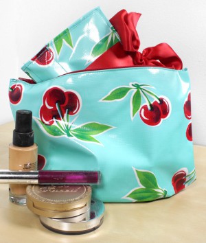 How to Make a Cosmetic Bag With Brush Holder