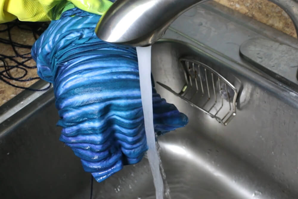 Shibori Pole Dyeing Technique - Unwrap and rinse with cold water