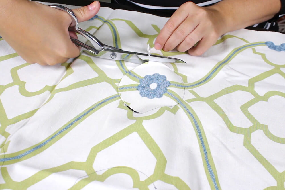 How to make a scrap fabric pillow - Cut out the circles