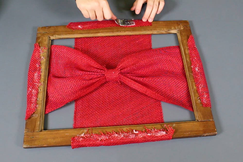 4 Easy Holiday Decorations - Burlap Ribbon Frame