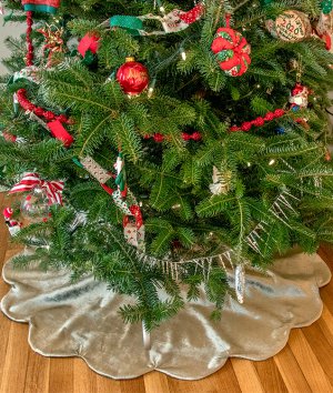 How to Make a Velvet Christmas Tree Skirt