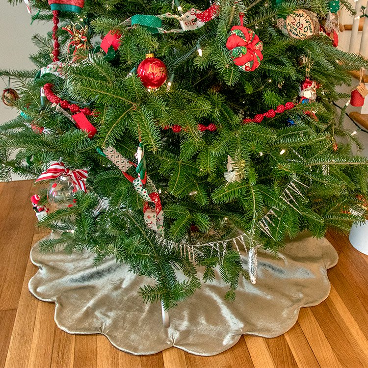 How to Make a Velvet Christmas Tree Skirt